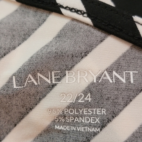 Lane Bryant Cold shoulder draped top Black & White Size 22-24 - Picture 4 of 10